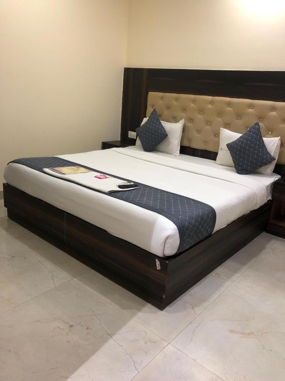 Hotel Ivy Plaza Near Igi Airport Új-Delhi Kültér fotó